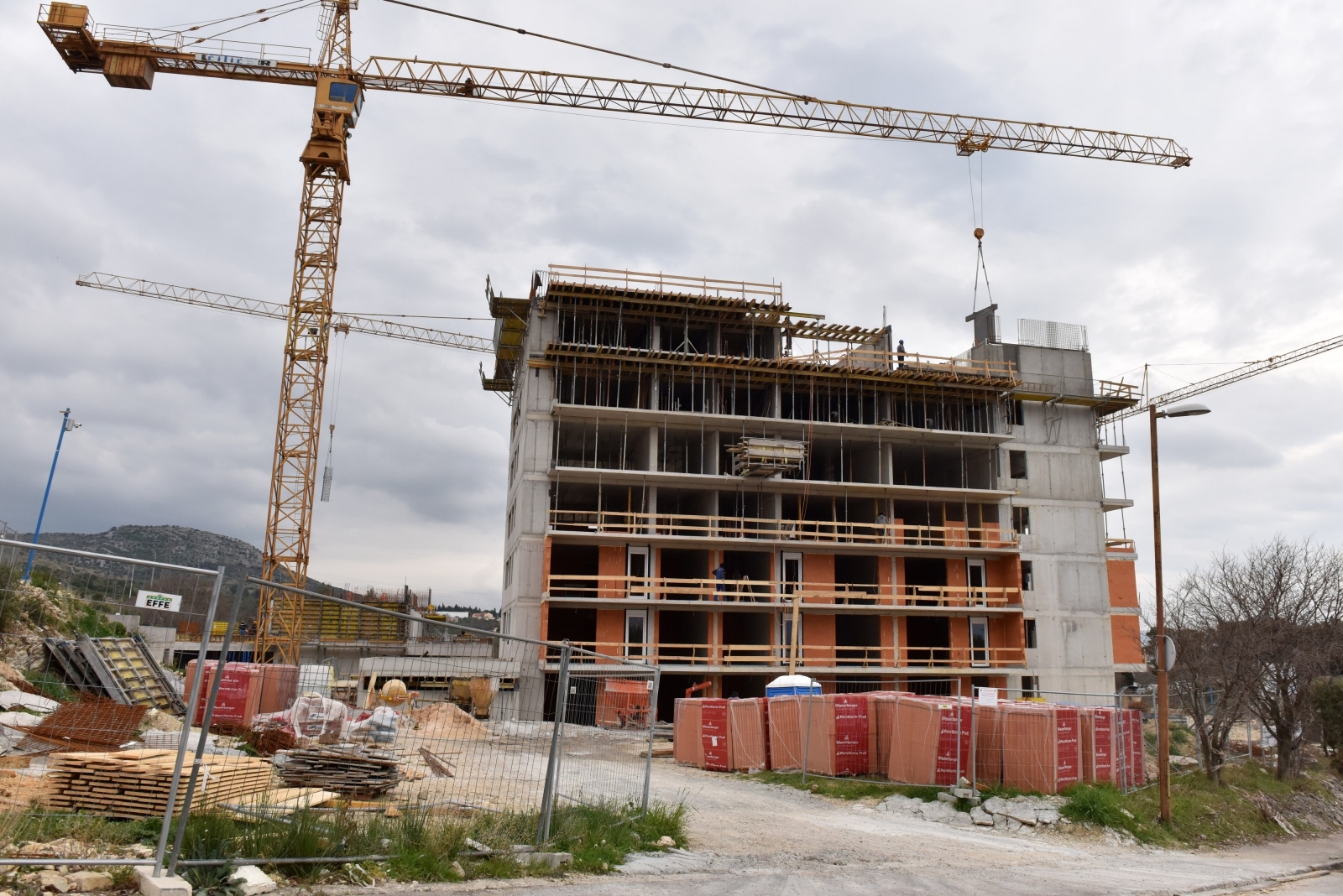 10.02.2020., Sibenik - U naselju Vidici u Sibeniku grade se stambene zgrade u kojima ce biti 102 stana. Photo: Hrvoje Jelavic/PIXSELL