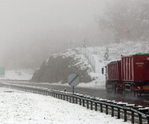 Zagreb, 12.03.2012 - Arhivska fotografija ceste kod tunela Mala Kapela 26.10.2010. godine. Zbog loih vremenskih uvjeta u prekidu su trajektne linije Split-Vela Luka, Vela Luka-Split, Ubli-Vela Luka-Split, Rogaè-Split i Split-Rogaè, te katamaranske Ubli-Vela Luka-Split, Vis-Split, Stari Grad-Jelsa-Bol-Split. Zbog gustog snijega koji pada uvedeni su zimski uvjeti na cestama D23 Josipdol-Kapela i D42 Josipdol-Saborsko, javio je Hrvatski autoklub (HAK) u 9,30 sati. Mokrih i skliskih kolnika od kie ima u sredinjoj Hrvatskoj. 
foto FaH/ Damir SENÈAR/ ik