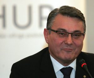 Zagreb, 17.12.2012 - Hrvatska udruga kreditnih unija (HUKU) i Hrvatska udruga poslodavaca (HUP) potpisali su danas sporazum o poslovnoj suradnji s ciljem razvoja trita kreditnih unija u Hrvatskoj i lakeg pristupa izvorima financiranja za male poduzetnike, obrtnike i obiteljska poljoprivredna gospodarstva. Sporazum, kojim Hrvatska udruga kreditnih unija postaje pridrueni èlan HUP-a, potpisali su predsjednica HUKU-a eljka Pirija-Benakoviæ i zamjenik glavnog direktora HUP-a Bernard Jakeliæ (na slici).
foto FaH/ Lana SLIVAR DOMINIÆ/ lsd