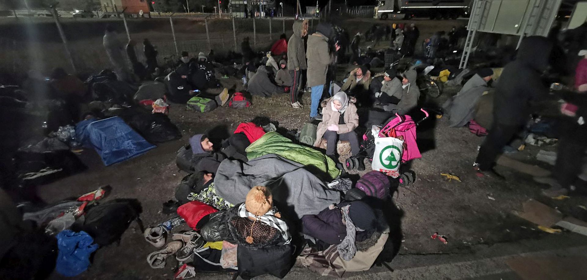 Subotica, 7.2.2020 - Vie stotina migranata koji su na graniènom srpsko-maðarskom prijelazu Kelebija-Tompa, na sjeveru Vojvodine, organizirano pokuali uæi u Maðarsku odvezeni su u petak oko dva sata poslije ponoæi autobusima, poslije èega je granica ponovno otvorena, javili su srpski i maðarski mediji. Na slici migranti na graniènom prijelazu u Kelebiji 6. veljaèe.
foto HINA/ TANJUG/ STR/ ua