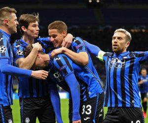 epa08229271 Atalanta's Hans Hateboer (C no.33) celebrates with teammate after scoring his second goal during the UEFA Champions League round of 16 soccer first leg match Atalanta BC vs Valencia CF at the Giuseppe Meazza stadium in Milan, Italy, 19 February 2020. Atalanta won 4-1.  EPA/PAOLO MAGNI