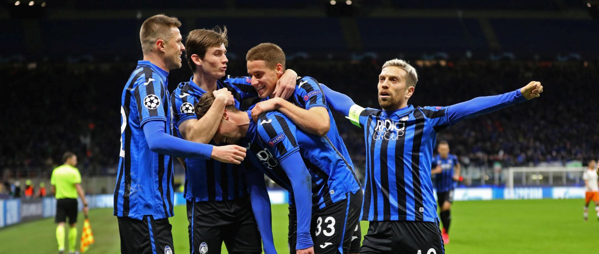 epa08229271 Atalanta's Hans Hateboer (C no.33) celebrates with teammate after scoring his second goal during the UEFA Champions League round of 16 soccer first leg match Atalanta BC vs Valencia CF at the Giuseppe Meazza stadium in Milan, Italy, 19 February 2020. Atalanta won 4-1.  EPA/PAOLO MAGNI