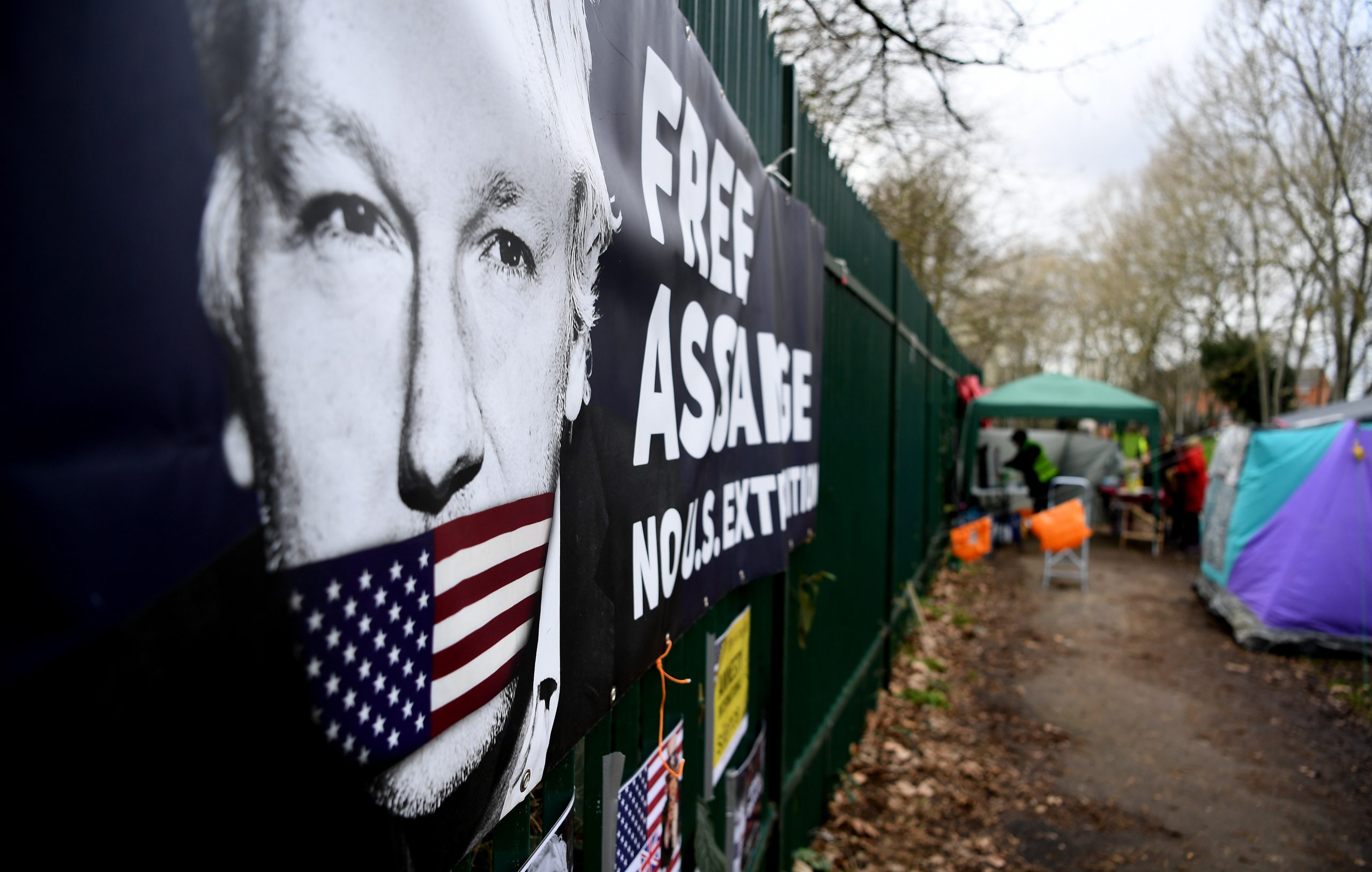 epa08249799 Julian Assange supporters outside Woolwich Crown Court in London, Britain, 26 February 2020.  Assange is facing extradition to the US on 18 charges and faces up to 175 years in prison if found guilty.  EPA/ANDY RAIN