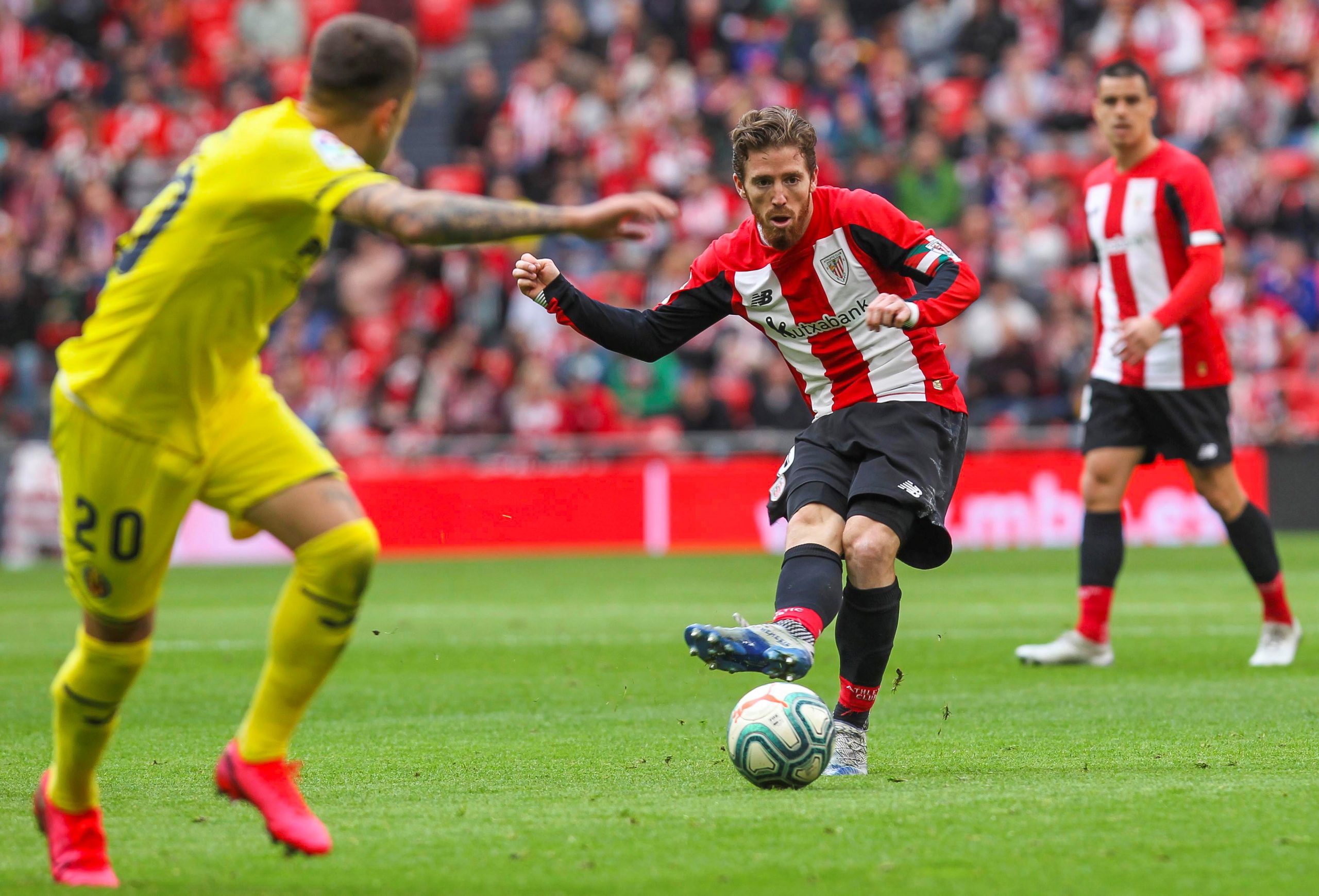 epa08262169 Athletic Bilbao's forward Iker Muniain (R) controls the ball next to Villarreal's Ruben Pena (L) during their LaLiga game at San Mames Stadium, in Bilbao, Spain, 01 March 2020.  EPA/Miguel Tona