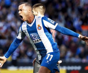 epa08262534 Espanyol's Raul de Tomas celebrates his team's 1-0 lead during the Spanish La Liga soccer match between RCD Espanyol and Atletico Madrid in Barcelona, Spain, 01 March 2020.  EPA/ANDREU DALMAU