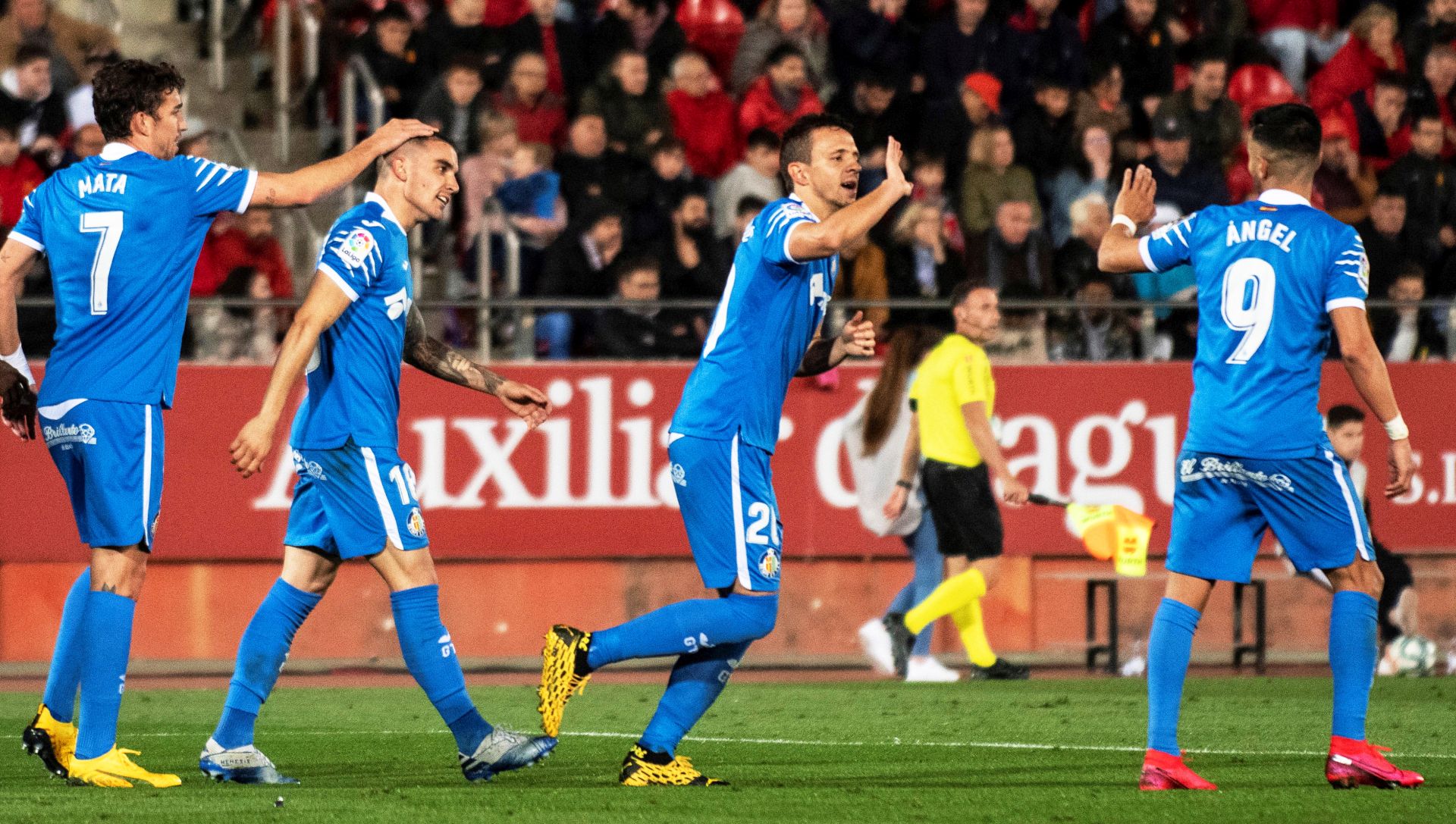 epa08263051 Getafe's Nemanja Maksimovic (2-R) celebrates with teammates after scoring the 1-0 lead during the Spanish La Liga soccer match between RCD Mallorca and Getafe CF at Son Moix stadium in Palma de Mallorca, Balearic Islands, Spain, 01 March 2020.  EPA/CATI CLADERA