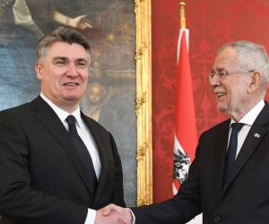 Beč, 02.03.2020. - Hrvatski predsjednik Zoran Milanović u službenom posjetu Austriji. Sastao se s predsjednikom Republike Austrije Alexanderom Van der Bellenom. Na fotografiji Zoran Milanović, Alexander Van der Bellen. foto HINA/ Ured predsjednika/ ml
