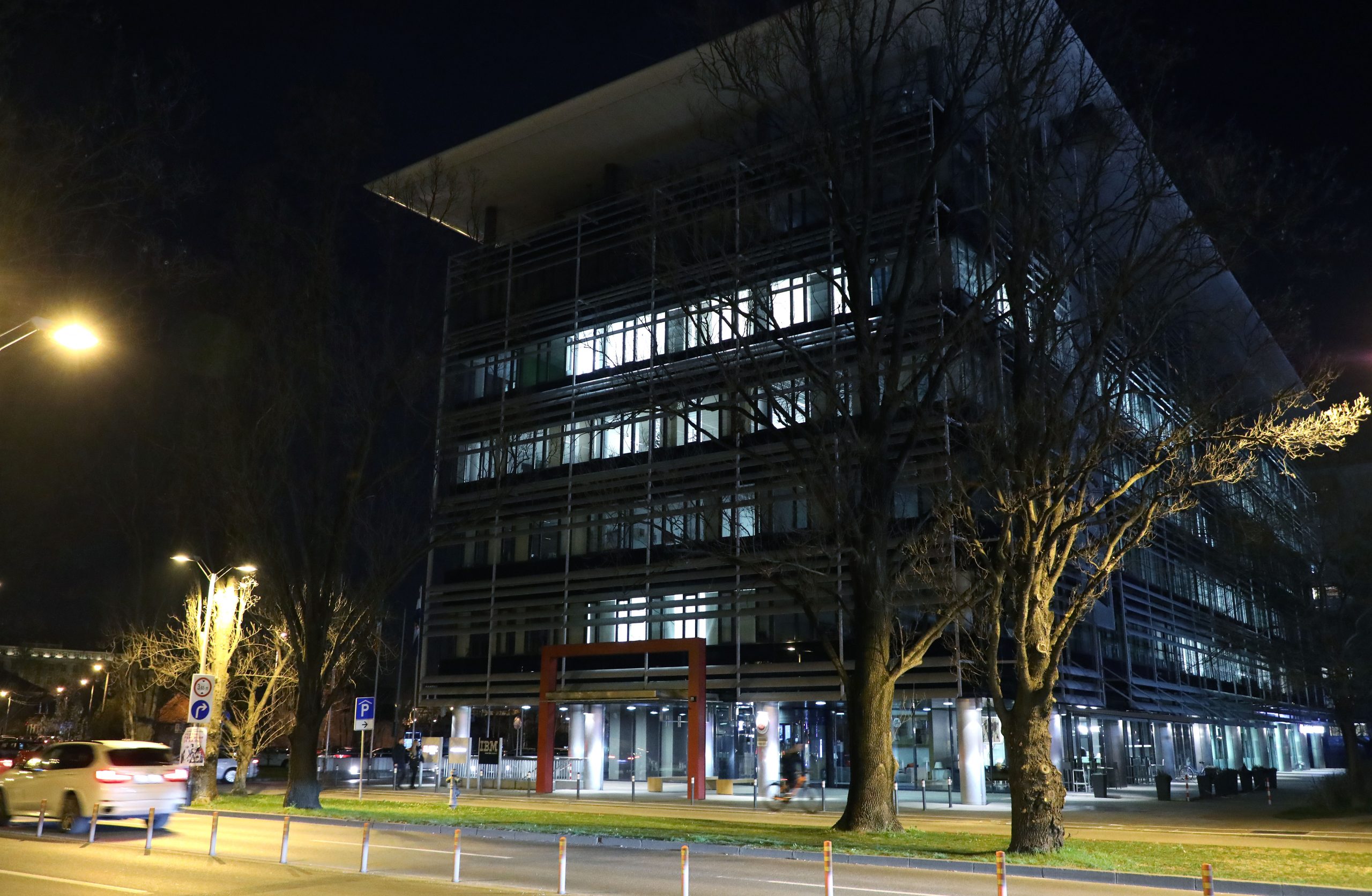 Zagreb, 05.03.2020 - Zbog dojave o moguæoj eksplozivnoj napravi u poslovnoj zgradi Eurocentar na Miramarskoj cesti u Zagrebu, policija je evakuirala zaposlenike. Zagrebaèka policija potvrdila je Hini da je dojavu o moguæoj postavljenoj eksplozivnoj napravi primila oko 15 sati. Na fotografiji poslovna zgrada Eurocentar.
foto HINA/ Admir BULJUBAIÆ/ lsd