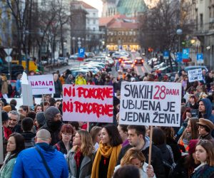Zagreb, 08.03.2020. - Feministički kolektiv fAKTIV održao je "Noćni marš - 8. mart", prosvjedni marš koji se u Zagrebu održava petu godinu za redom, prosvjed je ove godine održan pod sloganom ‘Živio feminizam! Živio 8. mart!’.  foto HINA/ Daniel KASAP/dk