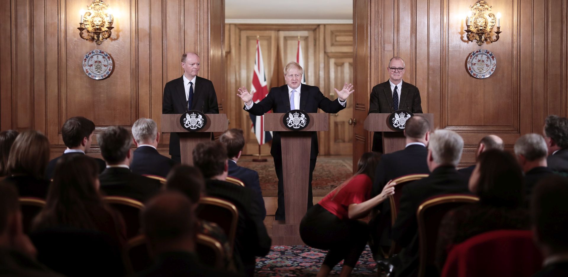 epa08281644 British Prime Minister Boris Johnson (C) speaks during a news conference while flanked by British chief medical officer Chris Whitty (L) and British lead science advisor Patrick Vallance (R) inside number 10 Downing Street in London, Britain, 09 March 2020. Johnson's spokesman said both the government and Bank of England are ready to take action to bolster the economy if needed.  EPA/JASON ALDEN / POOL