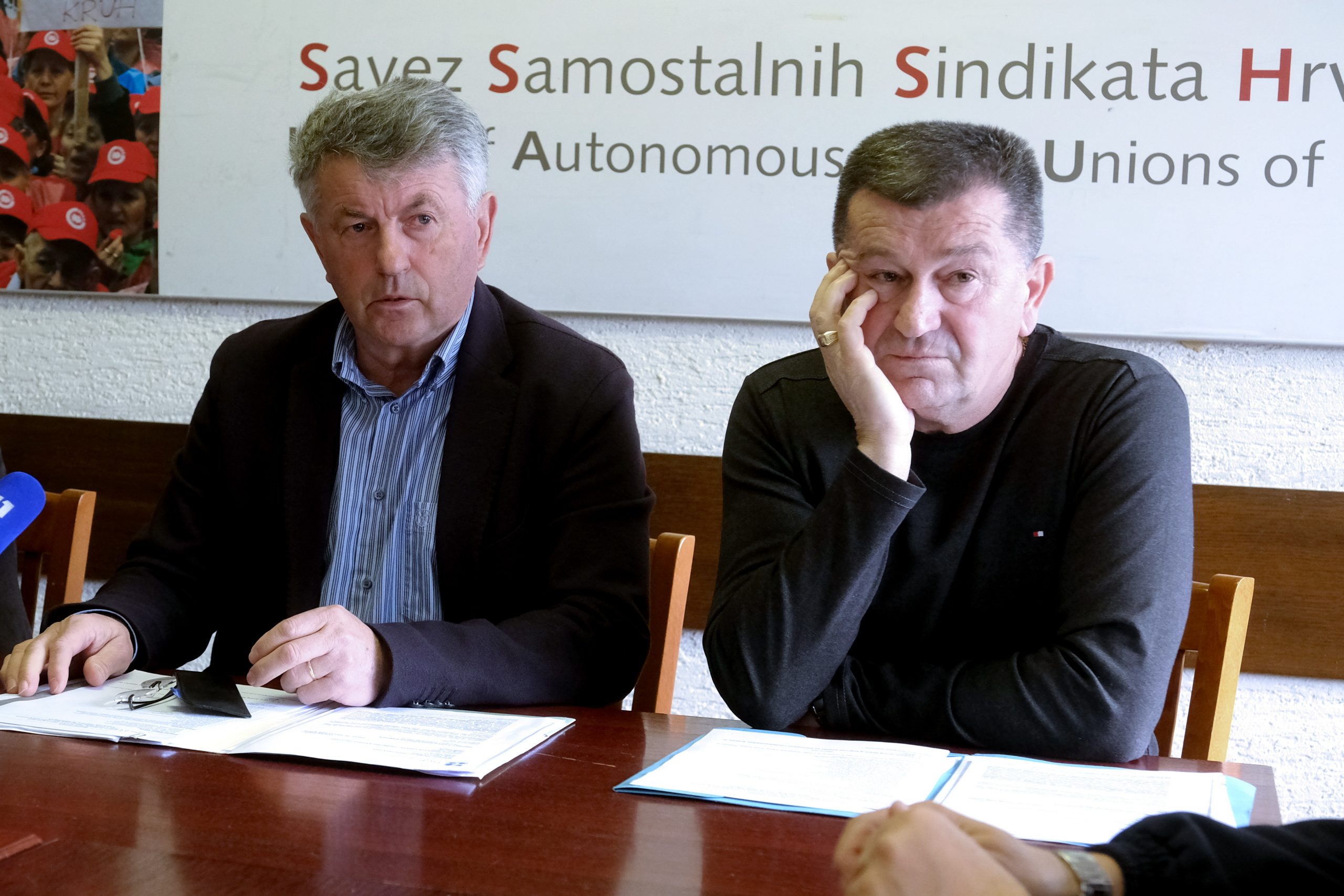 Zagreb, 10.03.2020. - Sindikat prometa i veza Hrvatske udružen u Savez samostalnih sindikata Hrvatske (SSSH), i Udruga sindikata vozača i prometnih radnika organizirali su konferenciju za novinare "Želimo ostati u Hrvatskoj" - nastavak sindikalnih akcija.
Na fotografiji Stjepan Lisičak, Anto Jelić.
foto HINA/ Edvard ŠUŠAK/ es