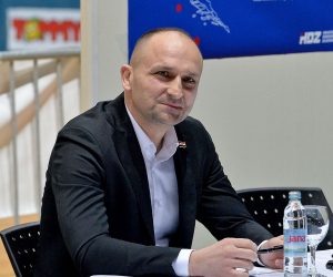 Zadar, 10.03.2020 - Predsjednik Hrvatske demokratske zajednice Andrej Plenkoviæ, predstavio je u Zadru tim "Odvano za Hrvatsku" . Na slici Ivan Anuiæ.
foto HINA/ ik