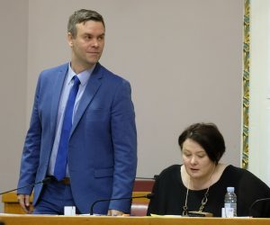 Zagreb, 11.03.2020. - Nastavljena je 16. sjednica Hrvatskog sabora.
Na fotografiji Damjan Vucelić, Snježana Sabolek.
foto HINA/ Edvard ŠUŠAK/ es