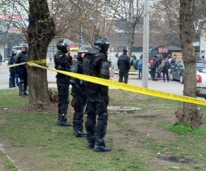 Tuzla, 11.3.2020 - Velika skupina migranata koja je ilegalno ula u Bosnu i Hercegovinu i stigla do Tuzle u srijedu je pod policijskom pratnjom premjetena iz tog grada u prihvatni centar u Blauju kod Sarajeva. Pripadnici Slube za poslove sa strancima smjestili su, uz potporu pripadnika temeljne i posebne policije, gotovo 500 ilegalnih migranata u autobuse koji su se potom pod pratnjom zaputili ka Sarajevu.
foto HINA/ FENA/Maja Nikoloæ/ ua