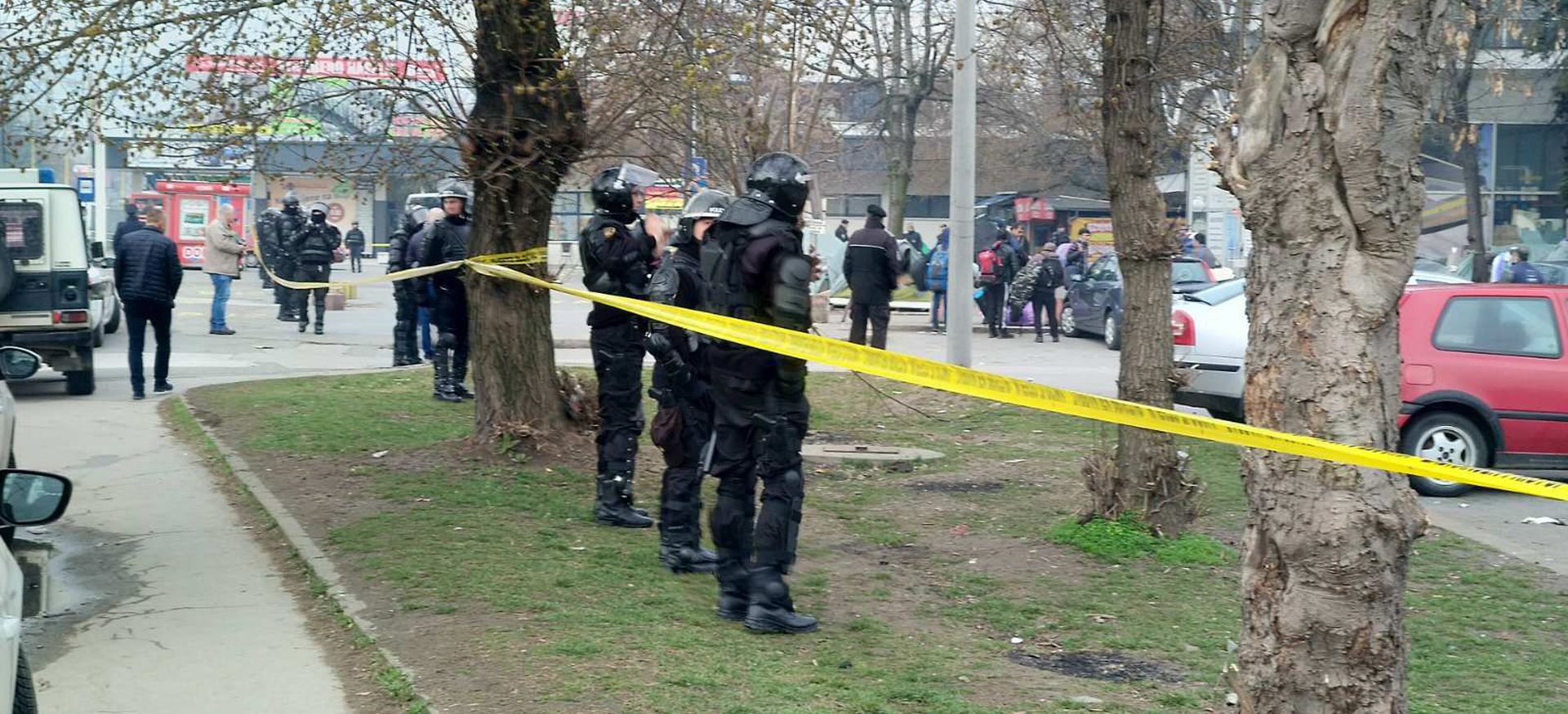 Tuzla, 11.3.2020 - Velika skupina migranata koja je ilegalno ula u Bosnu i Hercegovinu i stigla do Tuzle u srijedu je pod policijskom pratnjom premjetena iz tog grada u prihvatni centar u Blauju kod Sarajeva. Pripadnici Slube za poslove sa strancima smjestili su, uz potporu pripadnika temeljne i posebne policije, gotovo 500 ilegalnih migranata u autobuse koji su se potom pod pratnjom zaputili ka Sarajevu.
foto HINA/ FENA/Maja Nikoloæ/ ua