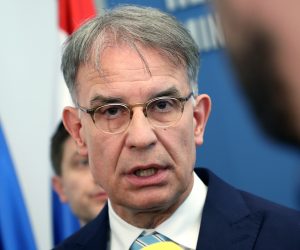 Zagreb, 11.03.2020.- Zbog ekonomskih utjecaja koronavirusa u Ministarstvu financija odran je sastanak predstavnika HUP-a, HGK, HBOR-a i HUB-a s ministrima. Na fotografiji ministar turizma Gari Cappelli tijekom izjave za medije. foto HINA/ Lana SLIVAR DOMINIÆ/ lsd