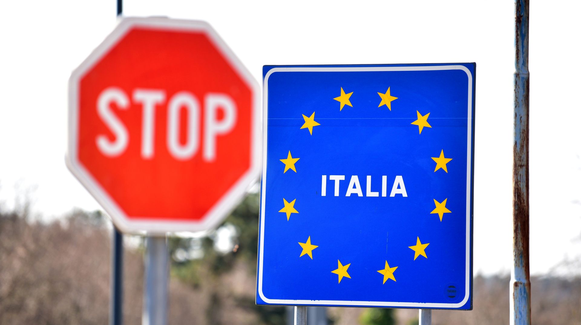 epa08288104 A sign showing the entrance to Italy hangs at a currently closed border point between Slovenia and Italy at Lipica, Slovenia, 12 March 2020. Slovenia imposed border restrictions with Italy starting 11 March, to prevent the spread of the novel coronavirus Covid-19. In an attempt to stop the spreading of the novel coronavirus Covid-19, Italian Prime Minister Conte announced on 09 March the extending of coronavirus quarantine measures to the entire country starting on 10 March until 03 April.  EPA/IGOR KUPLJENIK