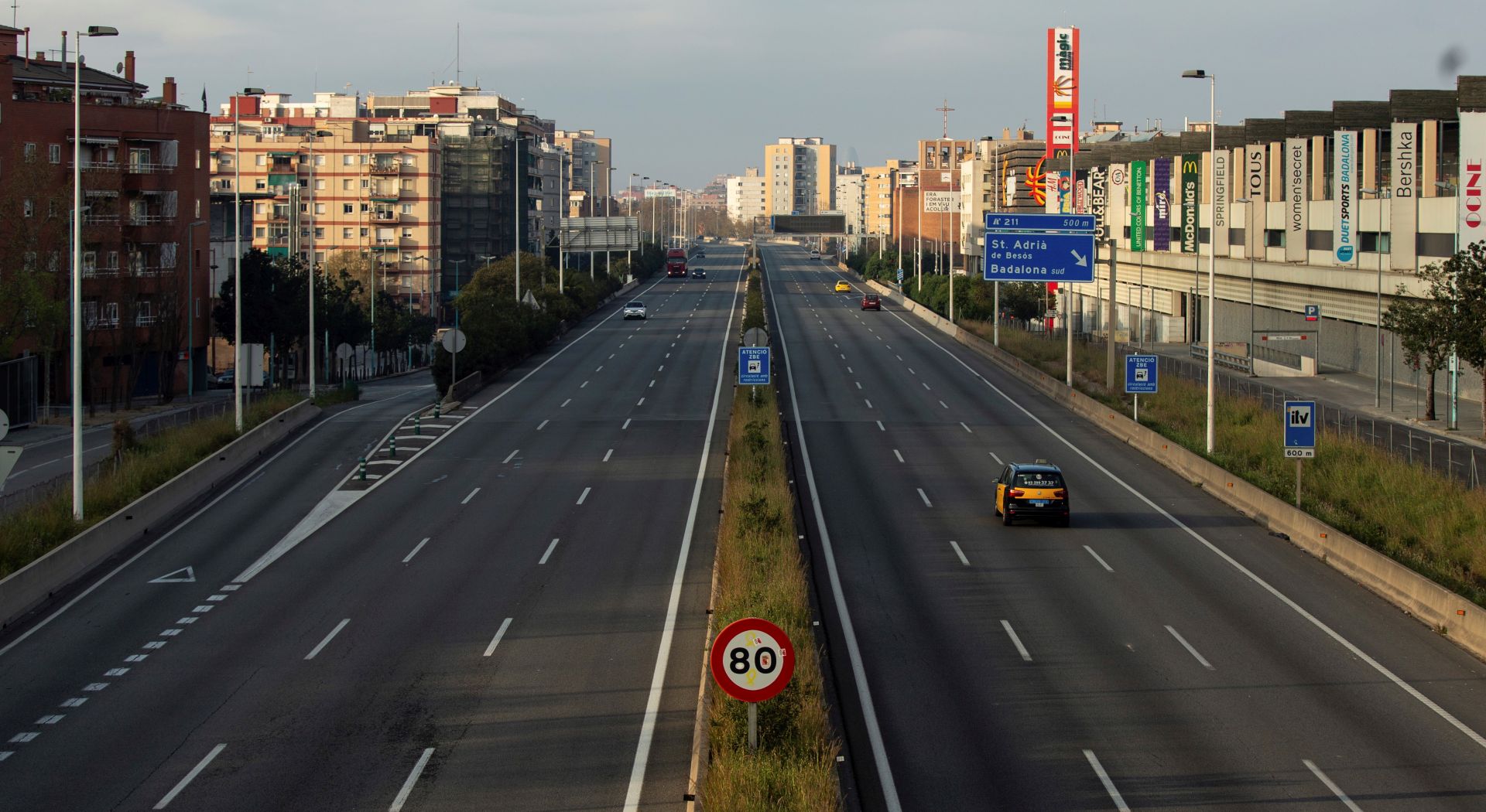 epa08295105 An unusual empty beltway in Barcelona, Spain, 15 March 2020, a day after the Spanish Government established the restrictions of the alarm status declared 13 March 2020 in an attempt to stop the COVID-19 spread. The Spanish Government declared the alarm status in the whole country establishing restrictions to citizens' movements in public spaces. People will be only allowed to leave their homes to go to work, return home, go to supermarkets to buy basic commodities, pharmacies or attend doctor appointment or emergencies.  EPA/ENRIC FONTCUBERTA