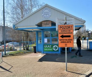 Trijažni šator na ulazu u krugu Opće bolnice Karlovac kroz koji se u bolnicu u jednu zgradu propuštaju mogući infektivni pacijenti, a u drugu samo akutni i hitni pacijenti postavljen nakon što je prvi pacijent zaražen koronavirusom u Karlovačkoj županiji ne znajući za to u petak sa svojim djetetom bio u pedijatrijskoj ambulanti ogulinskog Doma zdravlja. foto HINA/ Mladen VOLARIĆ/ tš