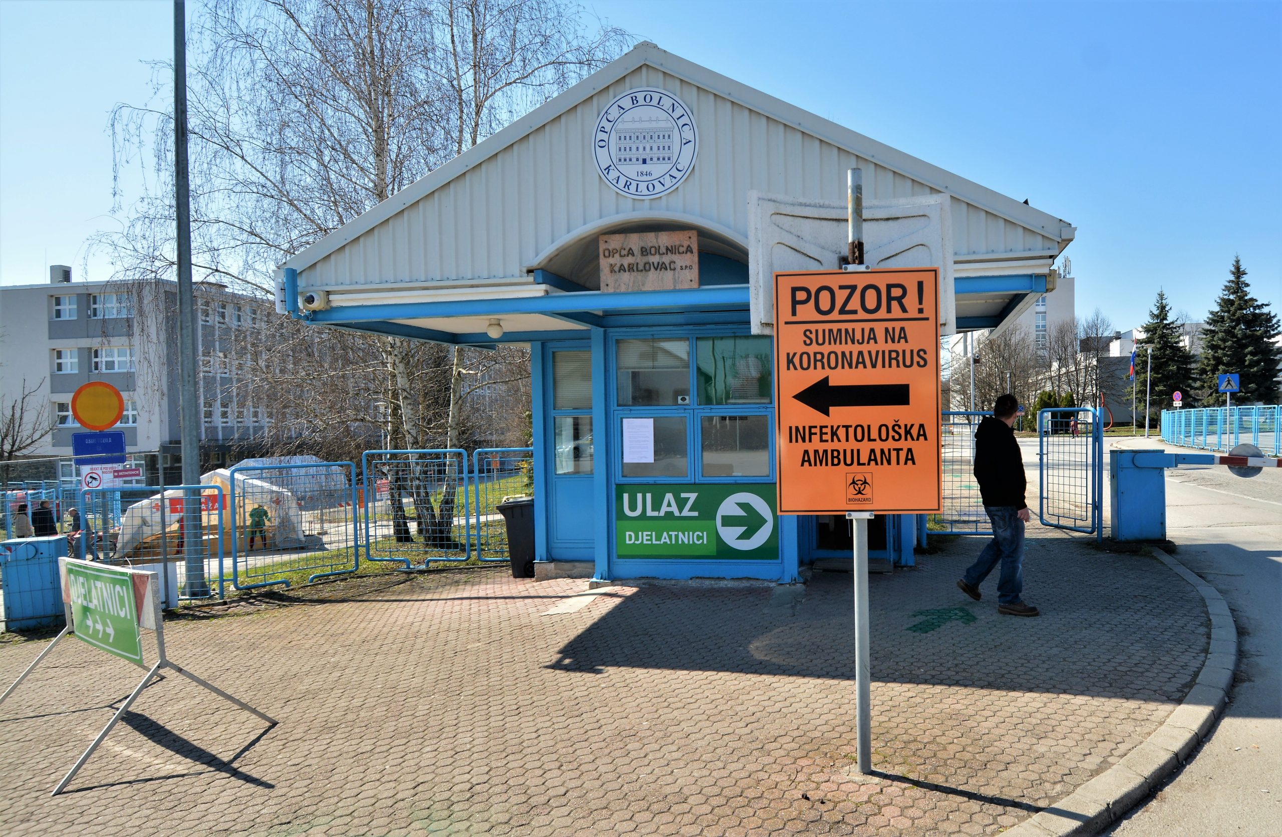 Trijažni šator na ulazu u krugu Opće bolnice Karlovac kroz koji se u bolnicu u jednu zgradu propuštaju mogući infektivni pacijenti, a u drugu samo akutni i hitni pacijenti postavljen nakon što je prvi pacijent zaražen koronavirusom u Karlovačkoj županiji ne znajući za to u petak sa svojim djetetom bio u pedijatrijskoj ambulanti ogulinskog Doma zdravlja. foto HINA/ Mladen VOLARIĆ/ tš