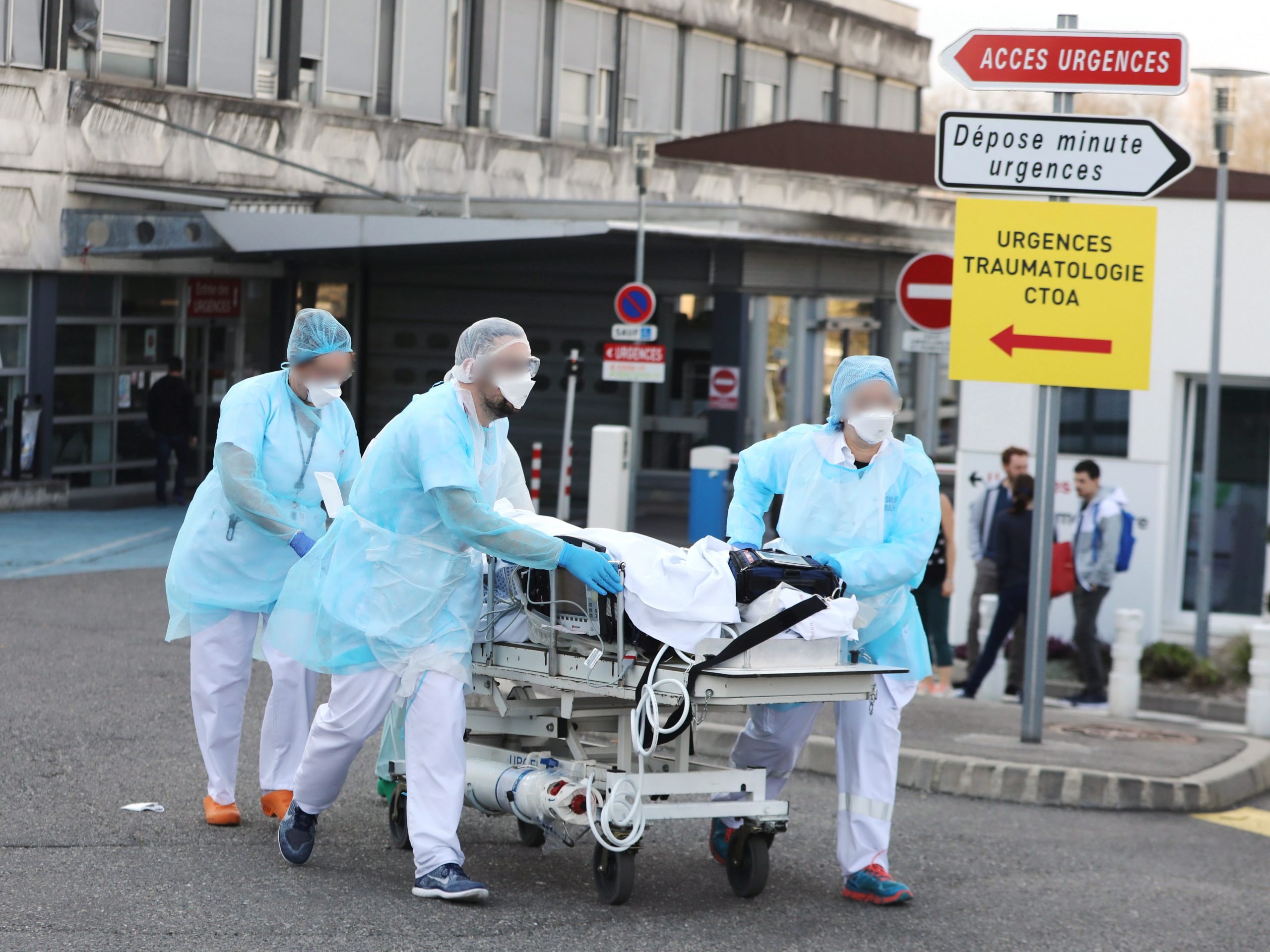 epa08304850 A patient on a gurney is evacuated by medical helicopter on another French hospital at the Emile Muller hospital in Mulhouse, eastern France, 17 March 2020 (issued 18 March 2020). France is under lockdown in an attempt to stop the widespread of the SARS-CoV-2 coronavirus causing the Covid-19 disease.  EPA/VINCENT VOEGTLIN FRANCE OUT / SHUTTERSTOCK OUT