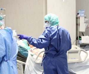 epa08306809 Healthcare personnel wearing protective suits and mask at work in the intensive care unit of the Brescia's Hospital, Italy, 19 March 2020. Italy has reported at least 35,713 confirmed cases of the COVID-19 disease caused by the SARS-CoV-2 coronavirus and 2,978 deaths so far. The Mediterranean country remains in total lockdown as the pandemic disease spreads through Europe.  EPA/FILIPPO VENEZIA
