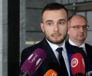 Zagreb, 209.03.2020. - Ministar rada i mirovinskoga sustava Josip Aladrović i ravnatelj Hrvatskog zavoda za zapošljavanje Ante Lončar dali su izjave vezano uz novu mjeru Potpora za očuvanje radnih mjesta u djelatnostima pogođenima koronavirusom (COVID – 19) koju je danas donijelo Upravno vijeće HZZ-a i za koju zaprimanje zahtjeva započinje u ponedjeljak 23. ožujka 2020.
Na fotografiji Josip Aladrović.
foto HINA/ Edvard ŠUŠAK/ es