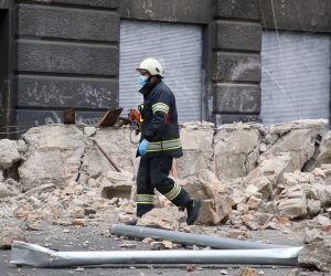 Zagreb, 22.03.2020 - Treci potres jakosti 3,7 potresao je u nedjelju ujutro u 7,41 sati Zagreb i okolicu. Dva snana potresa, prvi jakosti 5,3 drugi jakosti 5,0, pogodila su prije toga u nedjelju ujutro Zagreb i izazvala tete na zgradama. Na slici vatrogasac prolazi pored ruevina dijela zgrade u centru Zagreba.
foto HINA/ Damir SENCAR/ ds