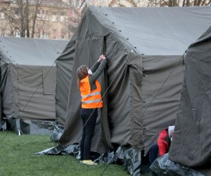 Zagreb, 22.03.2020. - Postavljeni šatori Civilne zaštite na Trgu Franje Tuđmana.
foto HINA/ Admir BULJUBAŠIĆ/ abu