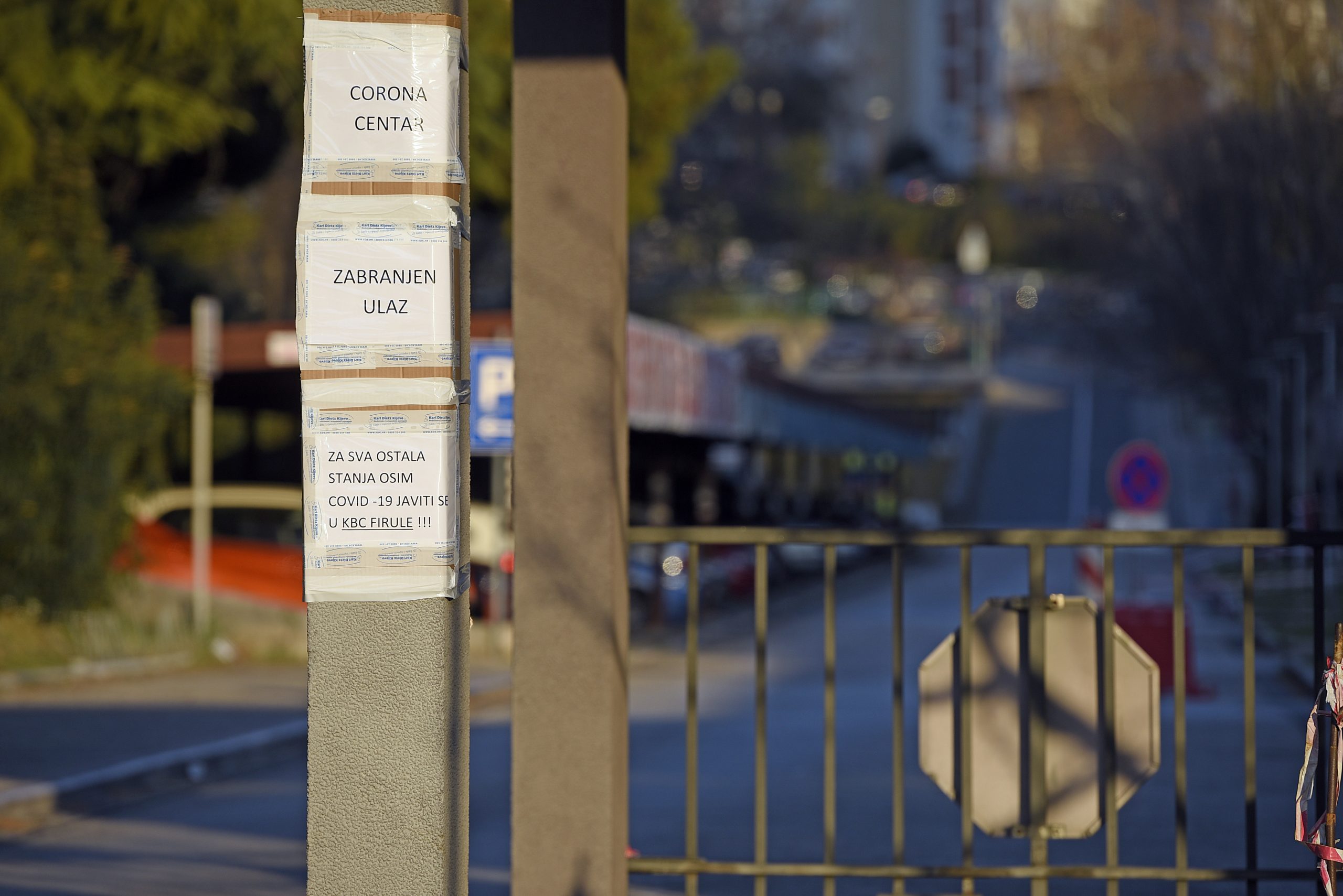 Split, .23.03..2020 -  Postavljeni šatori ispred bolničkog centra split - Križine. Na slici ulaz sa upozorenjima.                        foto HINA/ Mario STRMOTIĆ/ ms