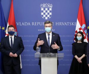 Zagreb, 24.03.2020 - Konferencija za novinare o Vladinim gospodarskim mjerama zbog krize izazvane koronavirusom. O mjerama je govorio predsjednik Vlade Andrej Plenkovic, a prisutni su i ministri iz nadlenih resora. Na slici predsjednik Vlade Andrej Plenkovic, ministar gospodarstva, poduzenitva i obrta Darko Horvat, ministar regionalnoga razvoja i fondova Europske unije Marko Pavic, ministrica poljoprivrede Marija Vuckovic, ministar financija Zdravko Maric.
foto HINA/ POOL/ Damir SENCAR/ ds