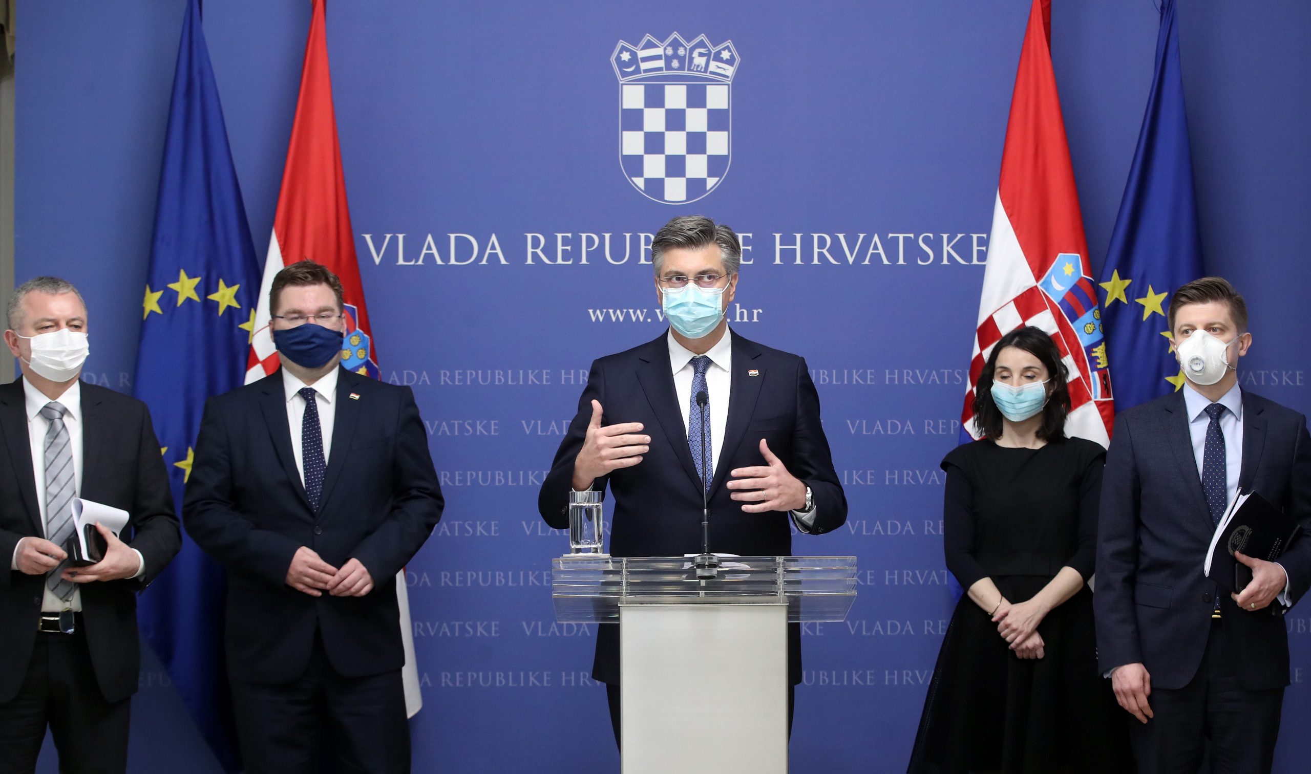 Zagreb, 24.03.2020 - Konferencija za novinare o Vladinim gospodarskim mjerama zbog krize izazvane koronavirusom. O mjerama je govorio predsjednik Vlade Andrej Plenkovic, a prisutni su i ministri iz nadlenih resora. Na slici predsjednik Vlade Andrej Plenkovic, ministar gospodarstva, poduzenitva i obrta Darko Horvat, ministar regionalnoga razvoja i fondova Europske unije Marko Pavic, ministrica poljoprivrede Marija Vuckovic, ministar financija Zdravko Maric.
foto HINA/ POOL/ Damir SENCAR/ ds
