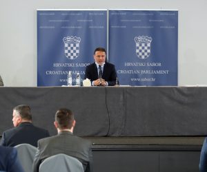 Zagreb, 25.03.2020 - Nastavak sjednice Hrvatskog sabora u podrumu zgrade INA-e u ubicevoj ulici u Zagrebu. Na slici predsjednik Hrvatskog sabora Gordan Jandrokovic.
foto HINA/ Damir SENCAR/ ds