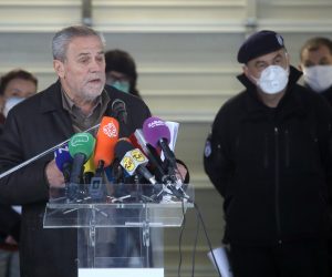 Zagreb, 25.03.2020 - Konfernecija za medije celnika Gradske uprave Grada Zagreba u garai Gradske uprave o posljedicama potresa koji je pogodio Zagreb i epidemiji koronavirusa. Na slici zagrebacki gradonacelnik Milan Bandic i Pavle Kalinic.
foto HINA/ Damir SENCAR/ ds