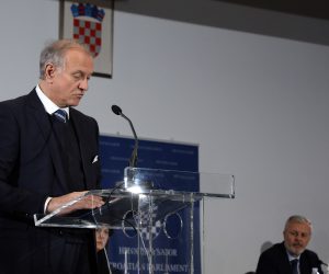 Zagreb, 27.3.2020 - Sjednica Hrvatskog sabora nastavlja se raspravom o Prijedlogu zakona o izmjenama i dopunama Zakona o odvjetništvu.Na slici Dražen Bošnjaković i Ante Sanader.foto HINA/ Tomislav PAVLEK/tp