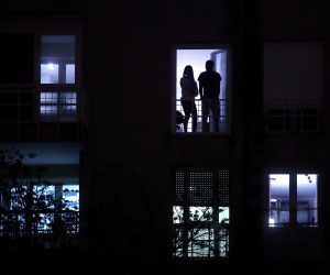 Zagreb, 29.03.2020 - Hrvatice i Hrvati u nedjelju navecer u 20 sati zapjevali su na balkonima i prozorima pjesmu "Moja Domovina" za sve zdravstene djelatnike, stocer, policiju, vojsku, za sve navijace i ostale koji u tekim trenucima rtvuju svoje zdravlje za dobrobit svih u borbi protiv koronavirusa.
foto HINA/ Damir SENCAR/ ds