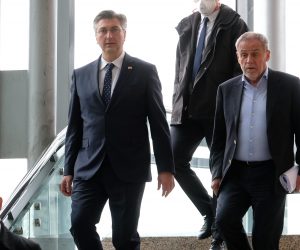 Zagreb, 30.03.2020. - Hrvatski premijer Andrej Plenković sastao se u ponedjeljak u Nacionalnoj i sveučilišnoj knjižnici (NSK) u Zagrebu s predstavnicima grada Zagreba s kojima je razgovarao o posljedicama potresa u glavnome gradu.
Na fotografiji Andrej Plenković, Milan Bandić.
foto HINA/ Edvard ŠUŠAK/ es