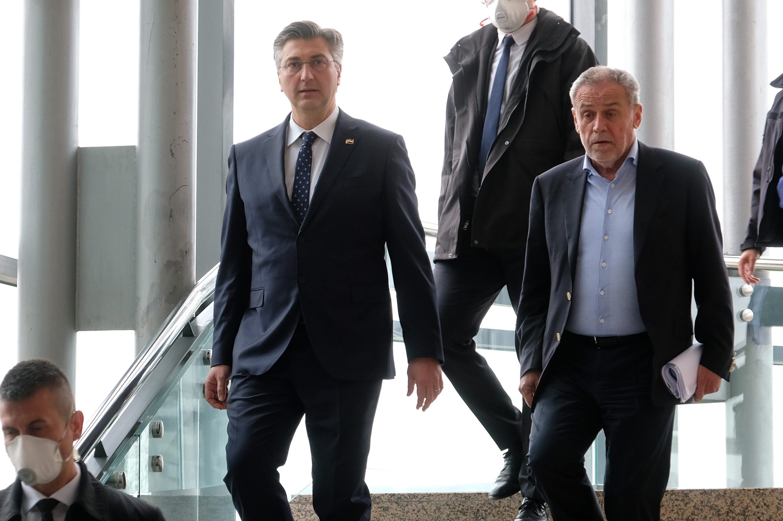 Zagreb, 30.03.2020. - Hrvatski premijer Andrej Plenković sastao se u ponedjeljak u Nacionalnoj i sveučilišnoj knjižnici (NSK) u Zagrebu s predstavnicima grada Zagreba s kojima je razgovarao o posljedicama potresa u glavnome gradu.
Na fotografiji Andrej Plenković, Milan Bandić.
foto HINA/ Edvard ŠUŠAK/ es