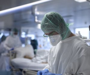 epa08332811 Medical personnel at work in the intensive care unit of the hospital "Hopital cantonal fribourgeois (HFR)" during the coronavirus disease (COVID-19) outbreak, in Fribourg, Switzerland, Monday, March 30, 2020. Countries around the world are taking increased measures to stem the widespread of the SARS-CoV-2 coronavirus, which causes the COVID-19 disease.  EPA/ANTHONY ANEX