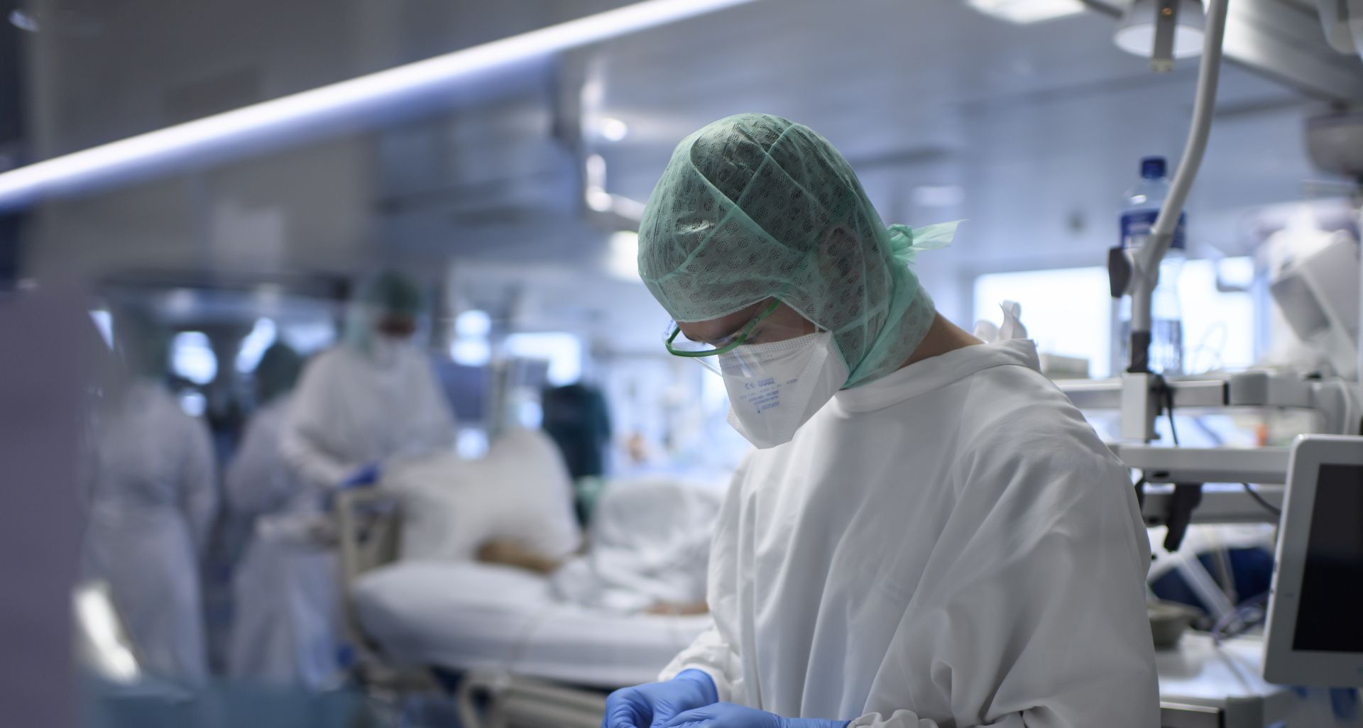 epa08332811 Medical personnel at work in the intensive care unit of the hospital "Hopital cantonal fribourgeois (HFR)" during the coronavirus disease (COVID-19) outbreak, in Fribourg, Switzerland, Monday, March 30, 2020. Countries around the world are taking increased measures to stem the widespread of the SARS-CoV-2 coronavirus, which causes the COVID-19 disease.  EPA/ANTHONY ANEX