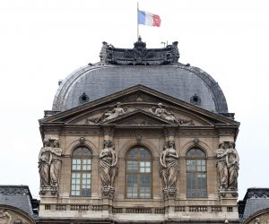 27.01.2017., Pariz, Francuska - Pariz je glavni i najveci grad Francuske. Smjesten je na obalama rijeke Seine u sjevernoj Francuskoj, u sredistu pokrajine Ile-de-France, takodjer poznate kao Pariska regija. Stanovnistvo grada Pariza, u svojim od 1860. uvelike nepromijenjenim granicama, procijenjuje se na 2 167 994 (sijecanj 2006.), ali metropolitansko podrucje naseljava vise od 11 milijuna stanovnika, kao najnaseljenije metropolitansko podrucje u Eurozoni. Kao vazno naselje tijekom vise od dva tisucljeca, Pariz je danas jedan od vodecih svjetskih poslovnih i kulturnih sredista, s utjecajima na politiku, obrazovanje, zabavu, masovne medije, modu, znanost i umjetnost, sto sve doprinosi statusu Pariza kao jednog od globalnih gradova. U skladu s procjenama iz 2005., parisko gradsko podrucje najveca je europska gradska ekonomija, i peta u svijetu u popisu svjetskih gradova prema BDP-u. Muzej Louvre jedan je od najvecih svjetskih muzeja. Nalazi se u sredistu Pariza, na obali rijeke Seine, u zdanju nekadasnje kraljevske palace. Sredisnje dvoriste zgrade, u kojemu se danas nalazi staklena piramida, lezi na osi avenije Champs Elysees i time tvori staru jezgru Pariza. 
Photo: Goran Stanzl/PIXSELL