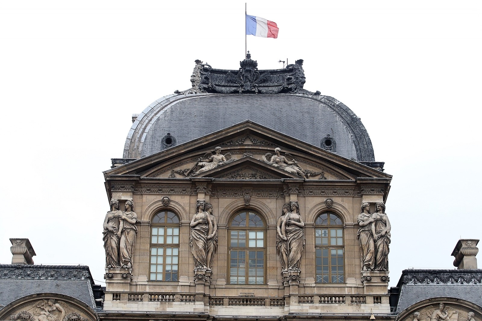 27.01.2017., Pariz, Francuska - Pariz je glavni i najveci grad Francuske. Smjesten je na obalama rijeke Seine u sjevernoj Francuskoj, u sredistu pokrajine Ile-de-France, takodjer poznate kao Pariska regija. Stanovnistvo grada Pariza, u svojim od 1860. uvelike nepromijenjenim granicama, procijenjuje se na 2 167 994 (sijecanj 2006.), ali metropolitansko podrucje naseljava vise od 11 milijuna stanovnika, kao najnaseljenije metropolitansko podrucje u Eurozoni. Kao vazno naselje tijekom vise od dva tisucljeca, Pariz je danas jedan od vodecih svjetskih poslovnih i kulturnih sredista, s utjecajima na politiku, obrazovanje, zabavu, masovne medije, modu, znanost i umjetnost, sto sve doprinosi statusu Pariza kao jednog od globalnih gradova. U skladu s procjenama iz 2005., parisko gradsko podrucje najveca je europska gradska ekonomija, i peta u svijetu u popisu svjetskih gradova prema BDP-u. Muzej Louvre jedan je od najvecih svjetskih muzeja. Nalazi se u sredistu Pariza, na obali rijeke Seine, u zdanju nekadasnje kraljevske palace. Sredisnje dvoriste zgrade, u kojemu se danas nalazi staklena piramida, lezi na osi avenije Champs Elysees i time tvori staru jezgru Pariza. 
Photo: Goran Stanzl/PIXSELL