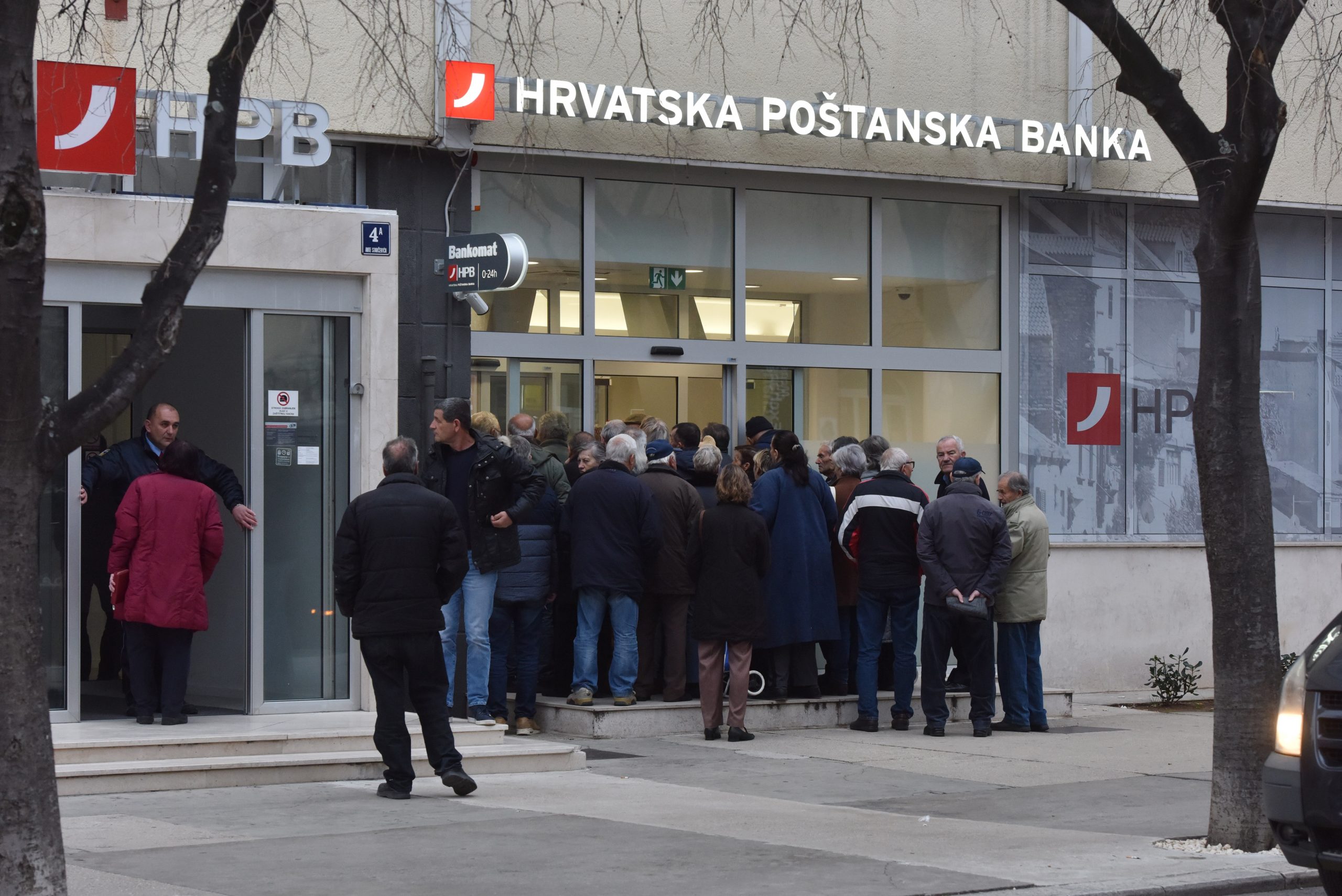 01.02.2020., Sibenik - Umirovljenici u redovima cekaju isplatu mirovina ispred banaka.
Photo: Hrvoje Jelavic/PIXSELL