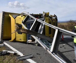 02.03.2020., Brodski Stupnik - Na autocesti A3 na juznom kolnickom traku nedaleko od Brodskog Stupnika vozac tegljaca turskih registarskih oznaka izgubio je nadzor nad vozilom, probio zastitnu ogradu i presao na suprotni sjeverni trak, te se prevrnuo na bok. Kamion je vozio iz smjera Zagreba u smjeru Slavonskog Broda, a dio robe kolju je prevozio ispala je iz prikolice i rasula se po cesti. Photo: Ivica Galovic/PIXSELL