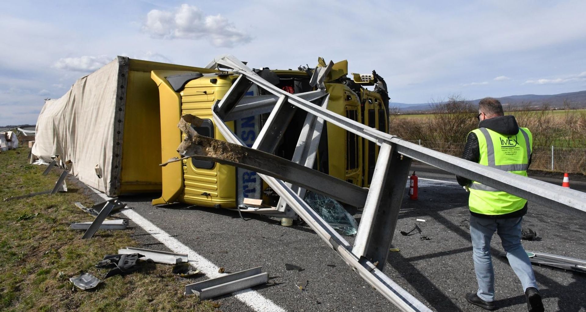 02.03.2020., Brodski Stupnik - Na autocesti A3 na juznom kolnickom traku nedaleko od Brodskog Stupnika vozac tegljaca turskih registarskih oznaka izgubio je nadzor nad vozilom, probio zastitnu ogradu i presao na suprotni sjeverni trak, te se prevrnuo na bok. Kamion je vozio iz smjera Zagreba u smjeru Slavonskog Broda, a dio robe kolju je prevozio ispala je iz prikolice i rasula se po cesti. Photo: Ivica Galovic/PIXSELL
