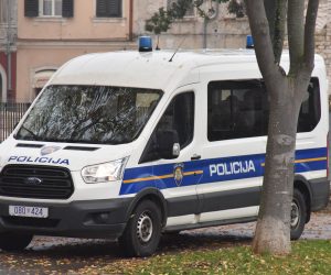 Pula: U Uljaniku ponovo pokrenut štrajk 03.12.2018., Pula - U Uljaniku je ponovo pokrenut strajk. Radnici su ostali u krugu brodogradilista, a ne rade ni radnici kojima je ranije bilo dopusteno raditi na polarnom kruzeru australskog narucitelja. Na prilaznim cestama dezura interventna policija. Photo: Dusko Marusic/PIXSELL