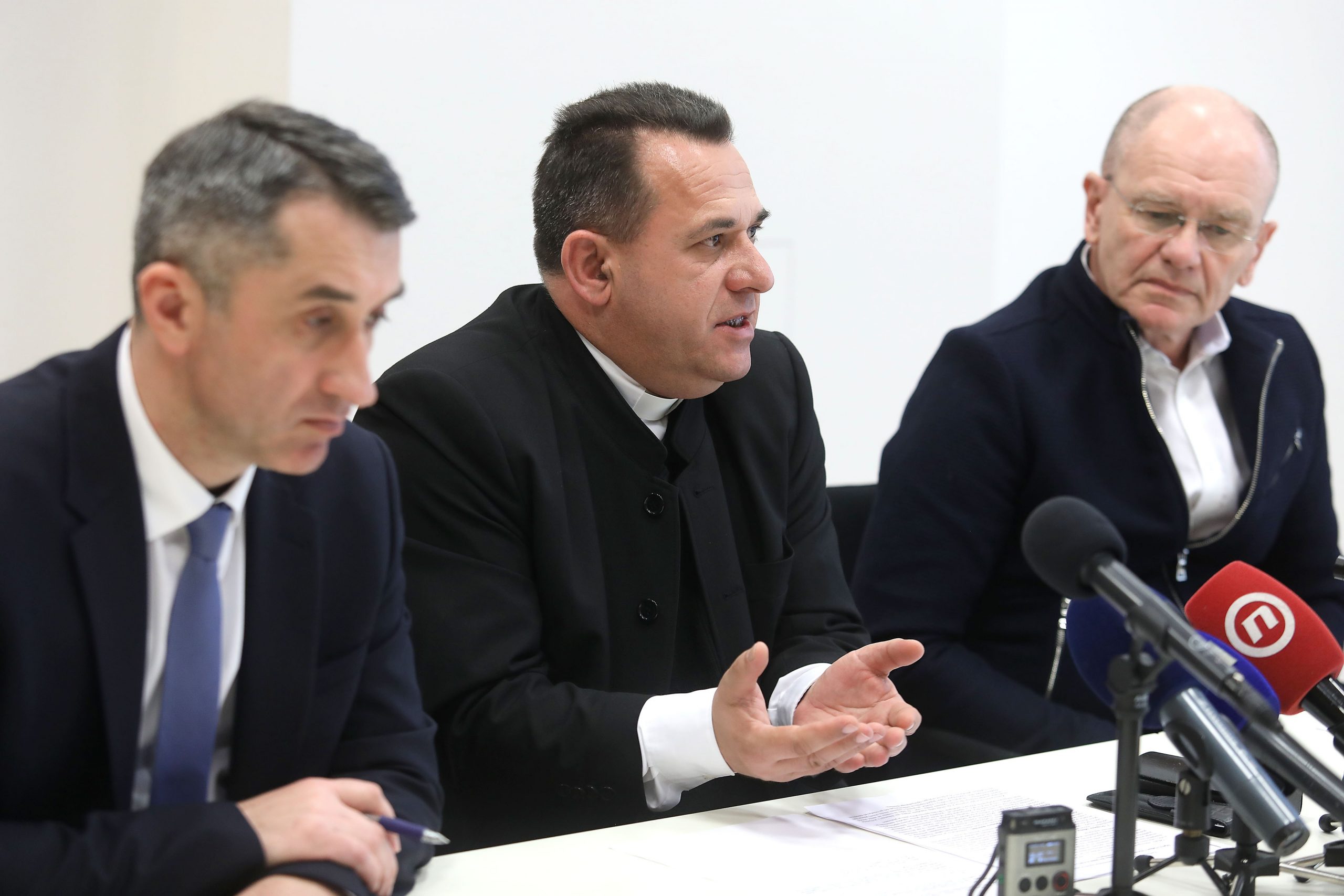 04.03.2020., Zagreb - U sjedistu HBK odrzana je konferencija za medije na kojoj je predstavljena Izjava Komisije Hrvatske biskupske konferencije Iustitia et pax o Odluci Ustavnoga suda Republike Hrvatske u svezi s ustavnoscu Zakona o udomiteljstvu. Zvomimir Ancic, Vladimir Dugalic, Nenad Hlaca Photo: Patrik Macek/PIXSELL