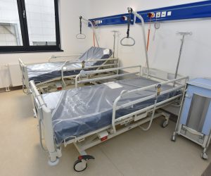 06.03.2020., Sibenik - U Sibeniku otvorena nova zgrade dnevne bolnice izgradjene u sklopu EU projekta „Poboljsanje pristupa dnevnoj bolnici oftalmologije i dermatologije i ostalim dnevnim bolnicama i jednodnevnim kirurgijama Opce bolnice Sibensko-kninske zupanije”. 
Ukupna vrijednost ovog projekta iznosi 46.414.521,75 HRK, od cega je  46.096.698,09 HRK bespovratnih sredstava. EU sufinanciranje projekta iznosi  39.182.193,38 HRK.
Photo: Hrvoje Jelavic/PIXSELL