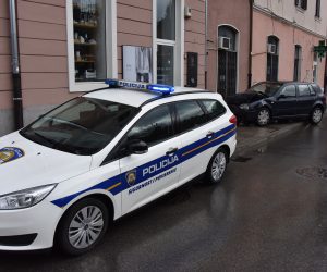 07.04.2019., Pula - Tri osobe ozlijedjene su u sudaru dvaju vozila koji se dogodio   krizanju  Stankoviceve i Zagrebacke ulice u Puli. Na mjesti nesrece bili su djelatnici Javne vatrogasne postaje Pula i djelatnici Hitne pomoci, policija vrsi ocevid.
Photo: Dusko Marusic /PIXSELL