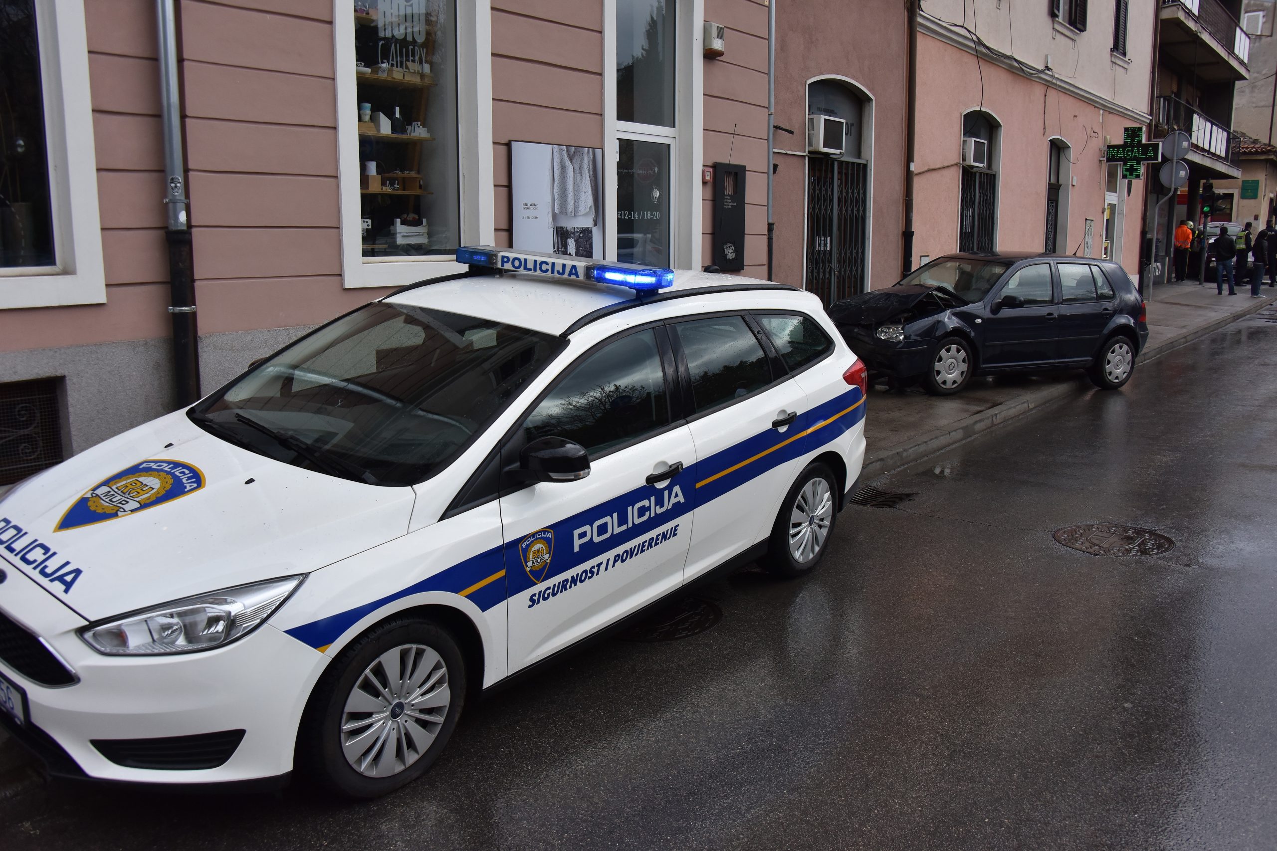07.04.2019., Pula - Tri osobe ozlijedjene su u sudaru dvaju vozila koji se dogodio   krizanju  Stankoviceve i Zagrebacke ulice u Puli. Na mjesti nesrece bili su djelatnici Javne vatrogasne postaje Pula i djelatnici Hitne pomoci, policija vrsi ocevid.
Photo: Dusko Marusic /PIXSELL
